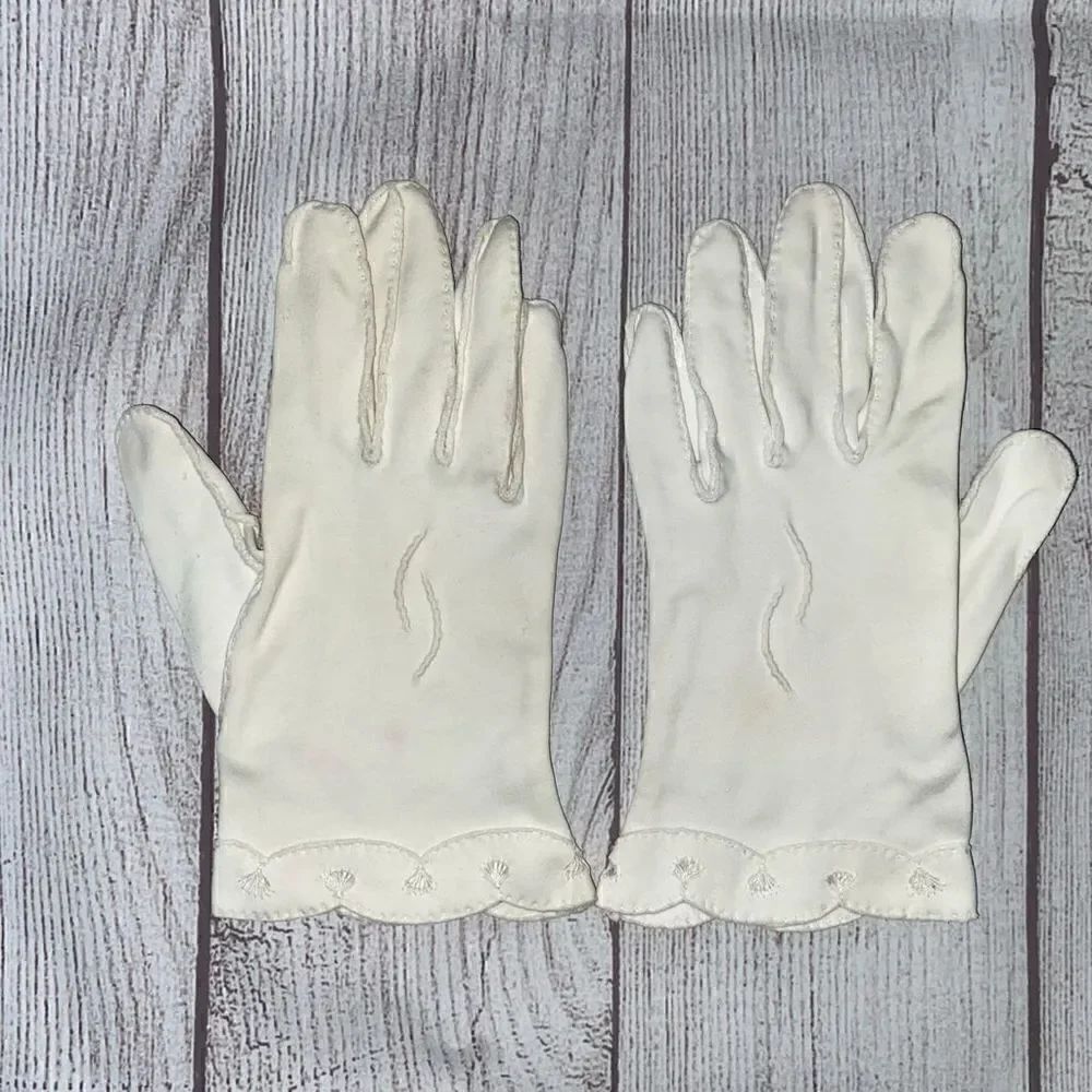Vintageโscallopโedgeโembroideredย whiteโglovesโ
XS/smallโwomen